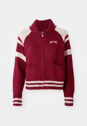 Bordeaux neule vetoketjulla, jossa on valkoiset raidat hihoissa ja helmassa, ribbattu kaulus, kaksi erillistä taskua edessä ja "BDG JEANS" -logo rinnassa.
