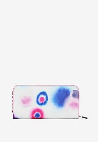 Cartera con un exterior de tela blanca que presenta patrones en acuarela circulares de color azul, rosa y púrpura, y costuras rosas a lo largo de los bordes.