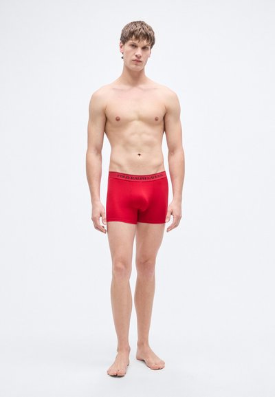 Røde boxerbriefs med svart midjebånd med teksten "POLO RALPH LAUREN". Jevn stoff, tettsittende design og midjehøyde.