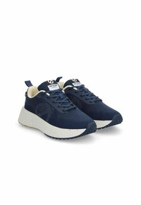 Baskets de sport bleu marine avec une tige en maille texturée, une semelle intermédiaire mouchetée de blanc, et des lacets et accents contrastants. Aucune marque visible.