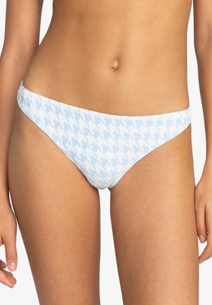 Jasnoniebieskie bikini w dolnej części z wzorem w kości słoniowej, wykonane z elastycznej tkaniny. Posiada niski krój i gładkie krawędzie.
