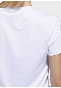 Hvid kortærmet t-shirt lavet af glat stof, med klassisk rund hals og et rent, udekoreret bagstykke.