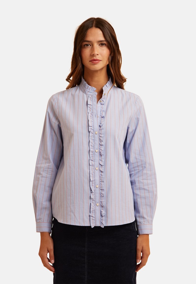Blauw en wit gestreepte lange mouwen shirt met een gerimpelde placket aan de voorkant en subtiele oranje lijnen. Bevat knoopsluitingen en een bandkraag.