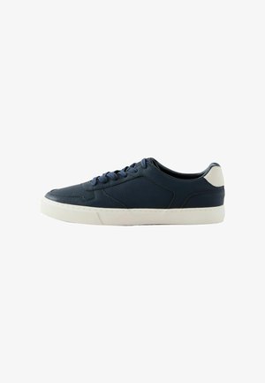 Navyblaue Ledersneaker mit strukturierter Oberfläche, weißer Gummisohle und tonalen Schnürsenkeln. Verfügt über einen kontrastierenden hellen Fersenakzent.