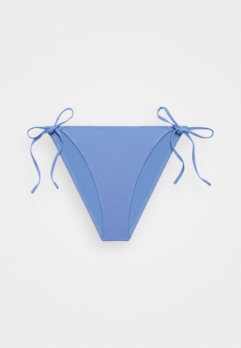 Blå bikini-bunn med en glatt tekstur, trekantet form og sidesnorer. Har kontraststing langs kantene.