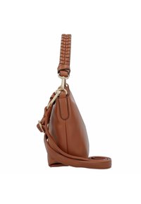 Sac à main en cuir marron avec une bandoulière texturée, des matériaux en or et une forme élégante. Il dispose d'une bandoulière amovible et d'une poche latérale.