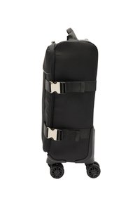 Czarna, pionowa walizka na kółkach z dwoma srebrnymi klamrami i uchwytem górnym na białym tle.