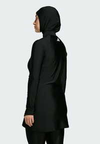 Sort badedragt med lange ærmer og fastgjort hætte, lavet af glat, elastisk stof. Har et enkelt design med logodetalje på ryggen.