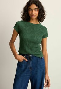 Next REGULAR FIT - RAGLAN SHORT SLEEVE TEXTURED  - Paprasti marškinėliai - green