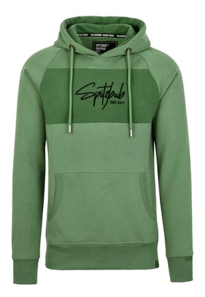 Zielona bluza z kapturem, kieszenią z przodu, sznurkami i napisem "Spitzbub EST. 2017" na klatce piersiowej.