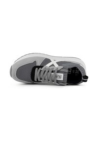 Baskets de sport grises avec tige en mesh, accents en suède, détail de logo blanc et semelle texturée. Conçues pour le confort et un style décontracté.