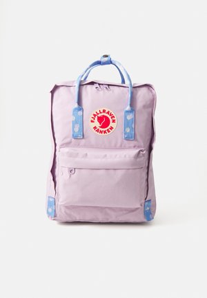 Lila rugzak met dubbele blauwe handvatten en een voorvak. Heeft een ronde rode logo met een witte vos silhouet en tekst.