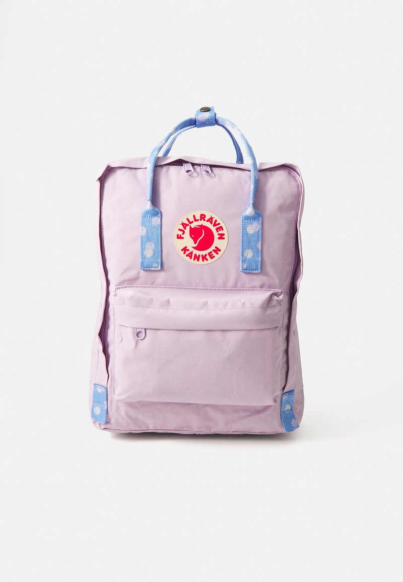 Lila rugzak met dubbele blauwe handvatten en een voorvak. Heeft een ronde rode logo met een witte vos silhouet en tekst.