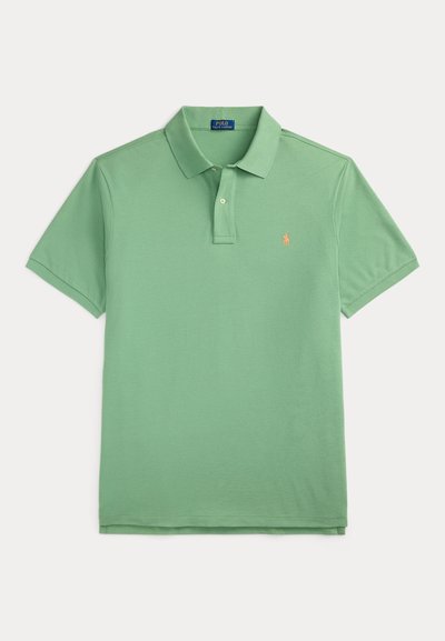 Polo vert à manches courtes avec deux boutons et petit logo brodé orange sur le col gauche de la poitrine.