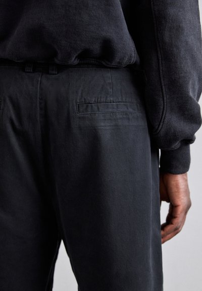 Han Kjøbenhavn WIDE LEG - Lühikesed püksid - black