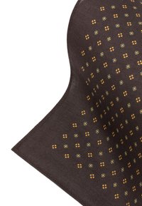 Tkanina wzorzysta o ciemnobrązowym tle, z żółtymi i niebieskimi kwiatowymi wzorami w układzie siatkowym, gładka w dotyku i miękka w wykończeniu.