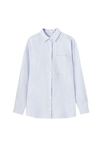 Chemise à manches longues à fines rayures verticales bleu clair et blanches, avec col pointu et poche poitrine sur le côté gauche.
