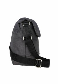 Grauener Stoff-Rucksack mit runder Form, ausgestattet mit einem mit Leder akzentuierten Riemen, verstellbarem Gurtband und funktionalen Fronttaschen.