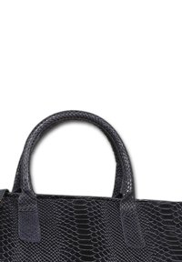 Sac à main en cuir python noir avec une surface texturée, doté d'une poignée ronde et d'un design épuré. Aucun matériel ou accent visible.