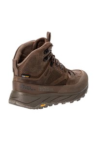 Stivale da hiking marrone realizzato con materiali resistenti, caratterizzato da un design alto alla caviglia, superficie texture e suola in gomma con battistrada per aderenza.