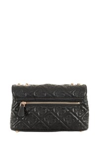 Bolso de mano negro acolchado con patrón embosado, cremallera en tono dorado y etiqueta desmontable. Material suave con forma estructurada y base plana.