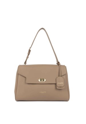 Sac à main en cuir beige avec bandoulière réglable, fermoir doré et petite étiquette affichant le logo Lancaster Paris.