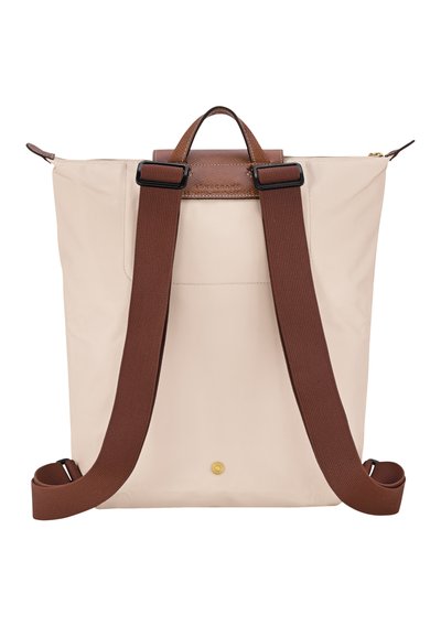 Beige Rucksack aus Nylon mit braunen Stoffriemen. Verfügt über einen oberen Griff, verstellbare Riemen und einen Reißverschluss. Einfaches, modernes Design.