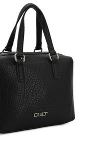 Borsa a mano in pelle nera a effetto granular, con doppio manico superiore, hardware argentato e logo in metallo; forma rettangolare con superficie testurizzata.