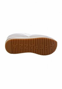 Sneaker bianco con parte superiore testurizzata e suola in gomma. La suola ha scanalature verticali e un marchio in rilievo. Il colore contrasta con il marrone della suola.