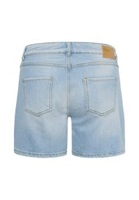 Shorts en jean bleu clair avec deux poches arrière et une petite étiquette marron sur le côté droit de la ceinture.