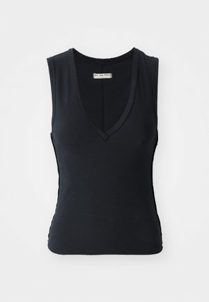 Černý žebrovaný top na ramínka s hlubokým výstřihem do V, bez rukávů a bočními výřezy. Měkká textura a přiléhavý střih zvyšují pohodlí.
