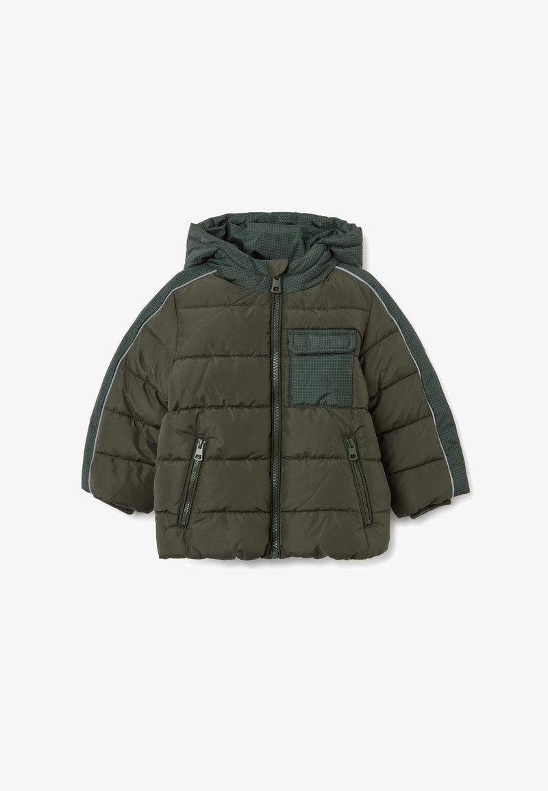 Giacca a vento verde con cappuccio, chiusura con zip frontale, due tasche con zip, dettagli in tessuto a quadri e rifiniture riflettenti sulle spalle.