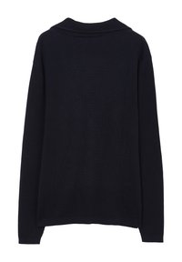 Maglione a coste navy con colletto a scialle, maniche lunghe e vestibilità rilassata. La trama del tessuto appare morbida e accogliente.