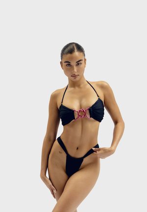 Czarny zestaw bikini z marszczoną górą ozdobioną różowym metalowym detalem na środku. Figi mają wysoki krój. Gładka tekstura.