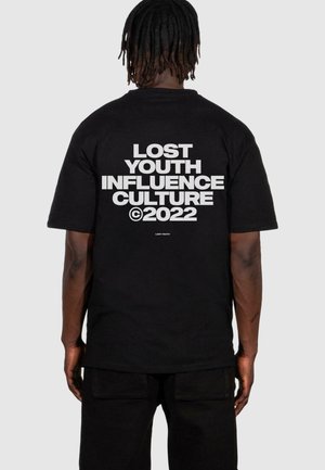 Maglietta nera in cotone con maniche corte, con grande scritta bianca sul retro che recita "LOST YOUTH INFLUENCE CULTURE ©2022."