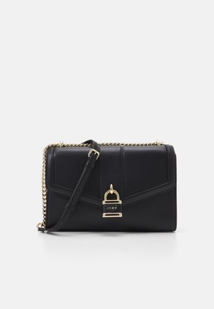 Sac bandoulière en cuir noir avec bandoulière chaîne dorée et fermeture à boucle, orné d'un petit cadenas embossé du logo DKNY.