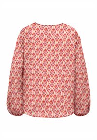 Vzorovaná halenka s kulatým výstřihem, zdobená červeno-růžovým geometrickým vzorem na světlém podkladu. Dlouhé rukávy s volnějším střihem.
