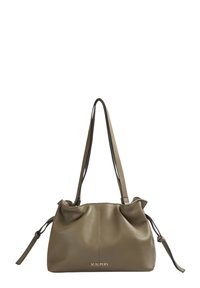 Sac en cuir vert olive avec des sangles réglables, design drapé et texture interne subtile. Logo doré "SCALPERS" à l'avant.