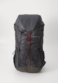 Dunkelgrauer Rucksack mit strukturierter Oberfläche, verstellbaren Trägern, roten Akzenten und einem Zugverschluss. Seitentaschen und ein markiertes Logo sind vorhanden.