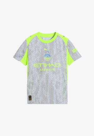 Šedý a neonovo zelený krátky športový dres. Obsahuje textúrovaný vzor, logo Manchester City a značku Puma na rukávoch.