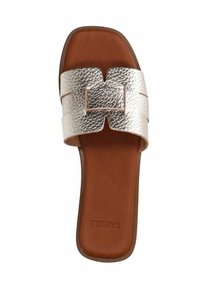 Metallisch zilveren schuifsandalen met een gestructureerde riem, voorzien van een rechthoekige gespaccent. Bruine gewatteerde voetbed met logo-afdruk.