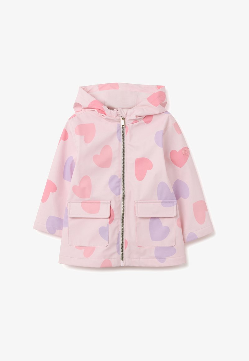 Giacca impermeabile rosa con cappuccio, zip anteriore, due grandi tasche e un motivo di cuori rosa e lavanda su tutta la superficie.