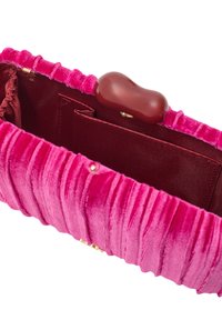 Vaaleanpunainen samettinen kirjekuorilaukku, jossa on rypytetty pinta, kiiltävä punainen lukko ja burgundinpunainen sisätasku järjestelyn helpottamiseksi.