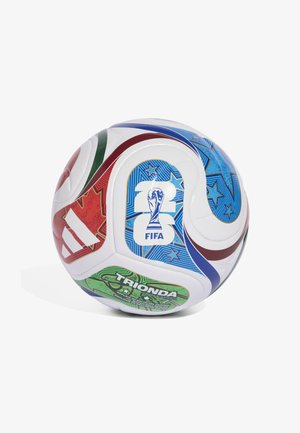Fehér Adidas focilabda színes piros, kék és zöld mintákkal, FIFA logóval és "Trionda" márkajelzéssel fehér háttéren.