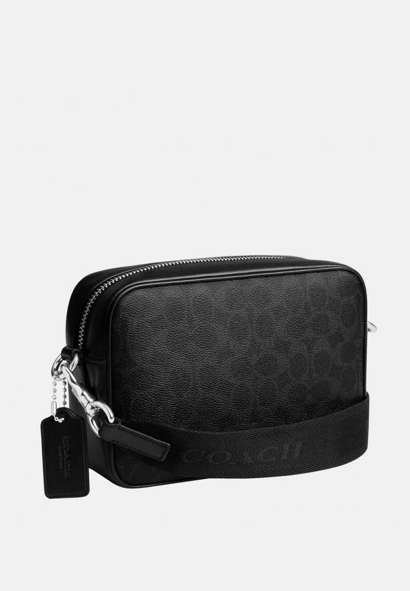Bolso bandolera negro Coach con estampado tonal de logotipo, cierre de cremallera, correa desmontable y etiqueta de cuero de la marca en cadena metálica.