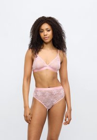 Ροζ σουτιέν bralette από δαντέλα και εσώρουχα με ψηλή μέση και floral σχέδιο, με ρυθμιζόμενους ιμάντες και ελαστικές ταινίες. Διαφανής υφή σε όλο το ύφασμα.