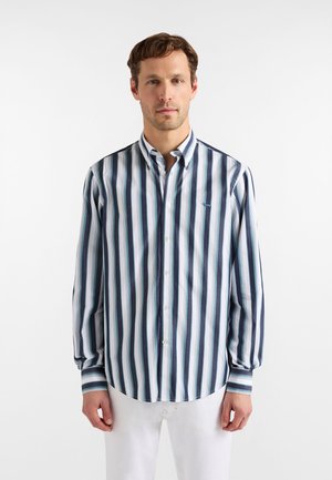 Camicia da uomo a maniche lunghe in cotone, con righe verticali in blu navy, azzurro e bianco. Colletto con bottoni e logo discreto sul petto.