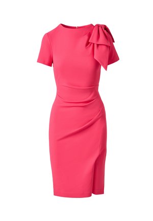 Getailleerde roze jurk met korte mouwen, een ronde halslijn, asymmetrische gedrapeerde rok en een grote strik op de linkerschouder.