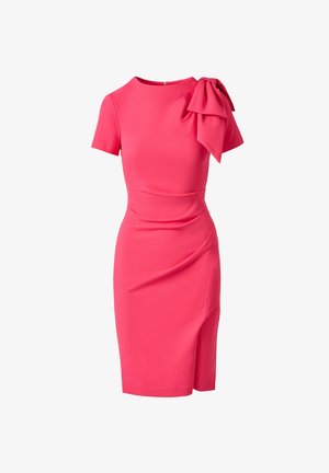 Getailleerde roze jurk met korte mouwen, een ronde halslijn, asymmetrische gedrapeerde rok en een grote strik op de linkerschouder.