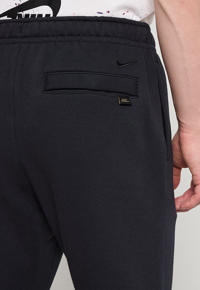Schwarze Sweatpants mit elastischem Bund, seitlichen Taschen und gesticktem Logo. Glattes Material mit weichem Griff und dezenten Details.